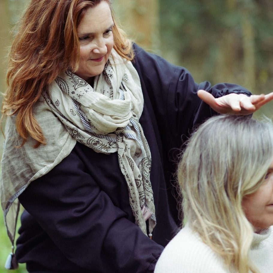 Dominique Bridstrup Eine Frau frisiert das Haar einer anderen Frau im Freien.